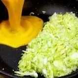 ببینید| طرز تهیه یک غذای ساده با نان تست، کلم و تخم مرغ