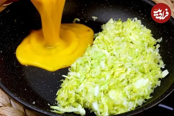 ببینید| طرز تهیه یک غذای ساده با نان تست، کلم و تخم مرغ