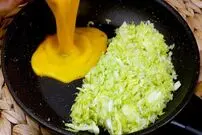 ببینید| طرز تهیه یک غذای ساده با نان تست، کلم و تخم مرغ