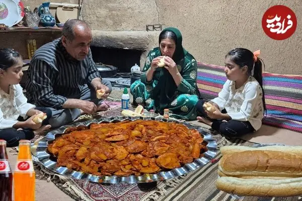ببینید| غذای روستایی در ایران؛ مراحل دیدنی تهیه ساندویچ سوسیس بندری تند