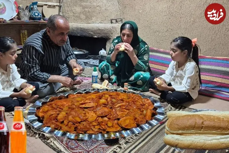 ببینید| غذای روستایی در ایران؛ مراحل دیدنی تهیه ساندویچ سوسیس بندری تند