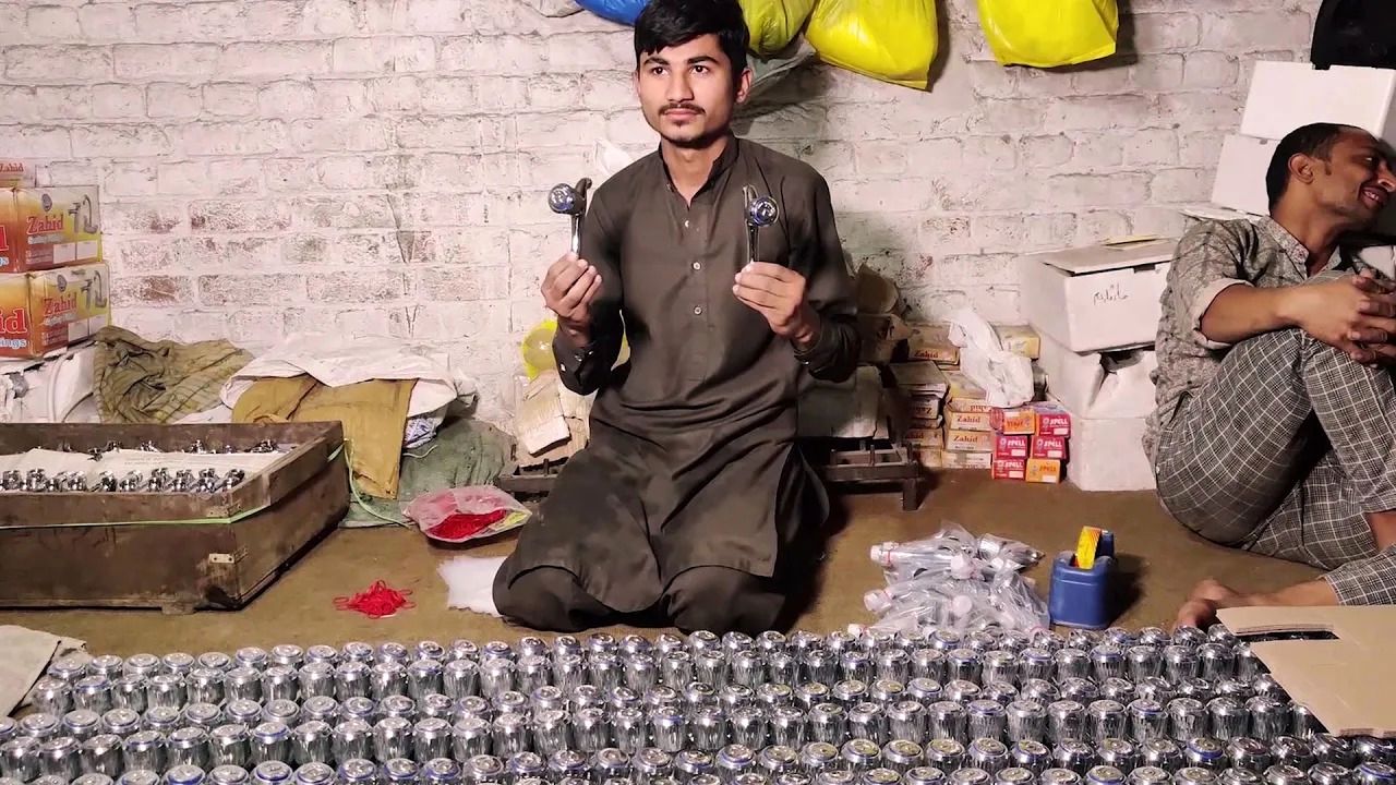(ویدئو فرایند پردردسر و پرچالش تولید شیر آب توسط چند کارگر پاکستانی