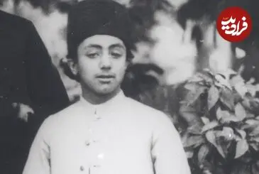 عکس| سفر زمان؛ عکس یادگاری «ملیجک و یک خواجه» در حیاط کاخ گلستان
