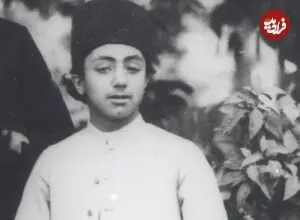عکس| سفر زمان؛ عکس یادگاری «ملیجک و یک خواجه» در حیاط کاخ گلستان