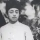 عکس| سفر زمان؛ عکس یادگاری «ملیجک و یک خواجه» در حیاط کاخ گلستان