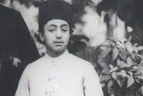 عکس| سفر زمان؛ عکس یادگاری «ملیجک و یک خواجه» در حیاط کاخ گلستان