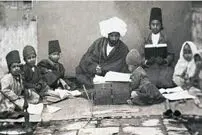 عکس| سفر زمان؛ یک دانش آموز در حال فلک شدن در مکتب و در دوران قاجار