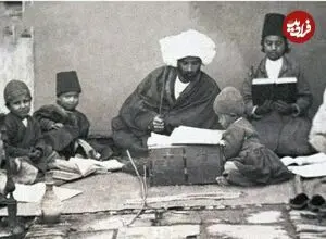 عکس| سفر زمان؛ یک دانش آموز در حال فلک شدن در مکتب و در دوران قاجار