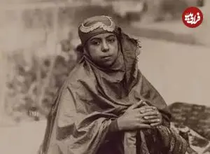 عکس| سفر زمان؛ عروس نوجوان زرتشتی در کنار دو زن میانسال؛ 130 سال قبل