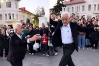 (ویدئو) صف طولانی مردم برای عکس گرفتن با صادق بوقی در بازار رشت