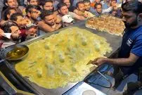 ببینید| غذای خیابانی در هند؛ تهیه برگر با تخم مرغ در بمبئی