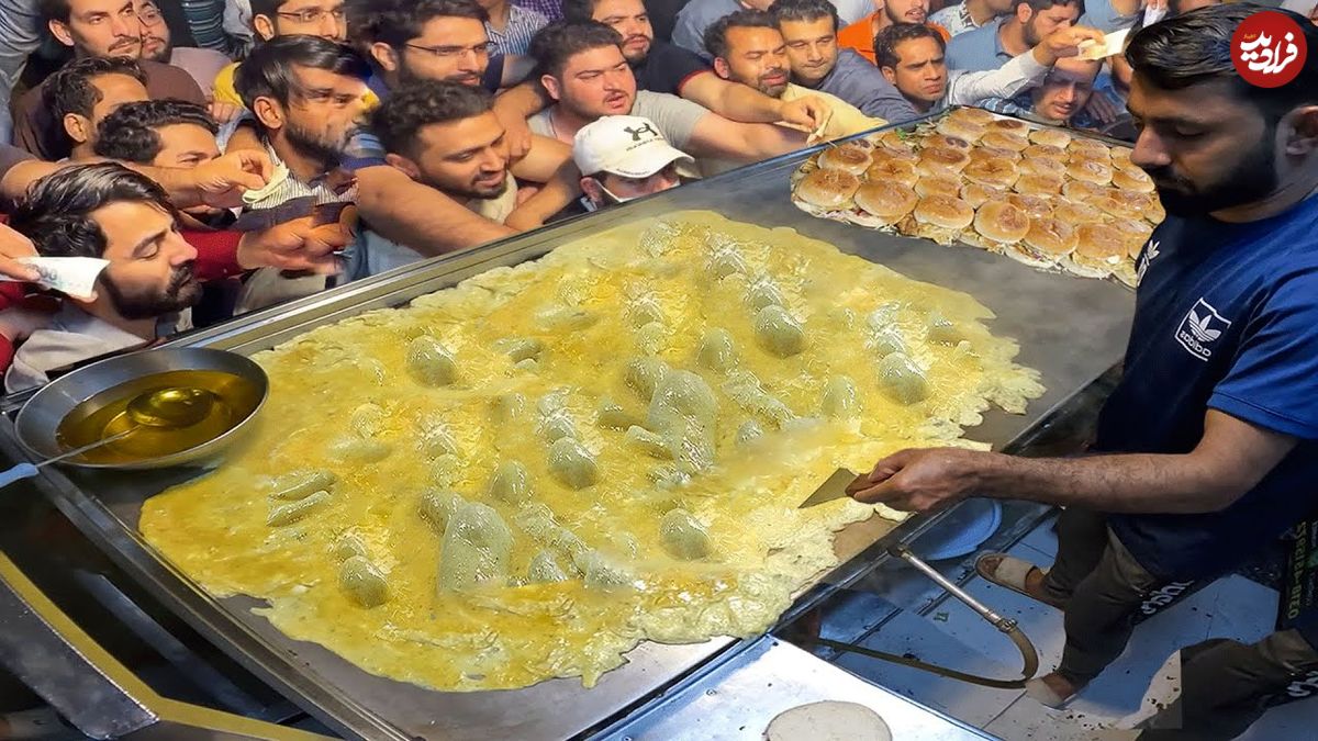 ببینید| غذای خیابانی در هند؛ تهیه برگر با تخم مرغ در بمبئی