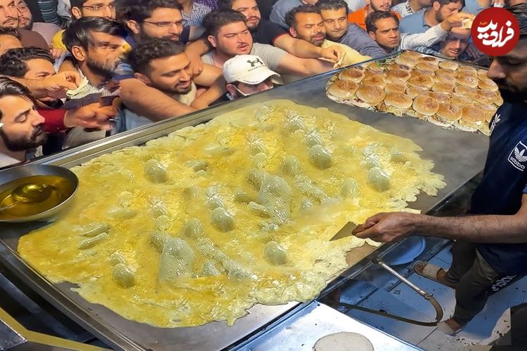 ببینید| غذای خیابانی در هند؛ تهیه برگر با تخم مرغ در بمبئی