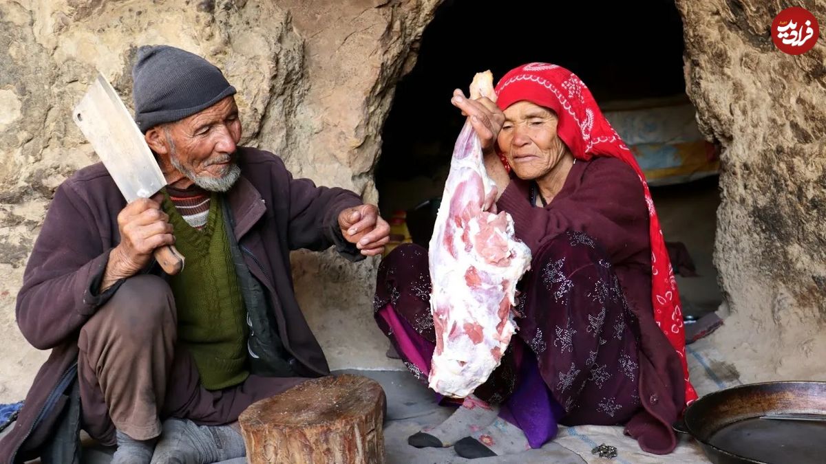 (ویدئو) کباب کردن ران 3 کیلوگرمی گوسفند توسط زوج مسن افغانستانی که در غار زندگی می کنند