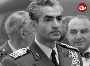 عکس| سفر در زمان؛ «محمدرضا پهلوی» در کنار همسر سوم و در دفتر کارش؛ سال 1337