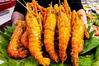 ببینید؛ غذای خیابانی در کره؛ میگوی سوخاری، مارماهی کبابی و مرغ سرخ شده در سئول