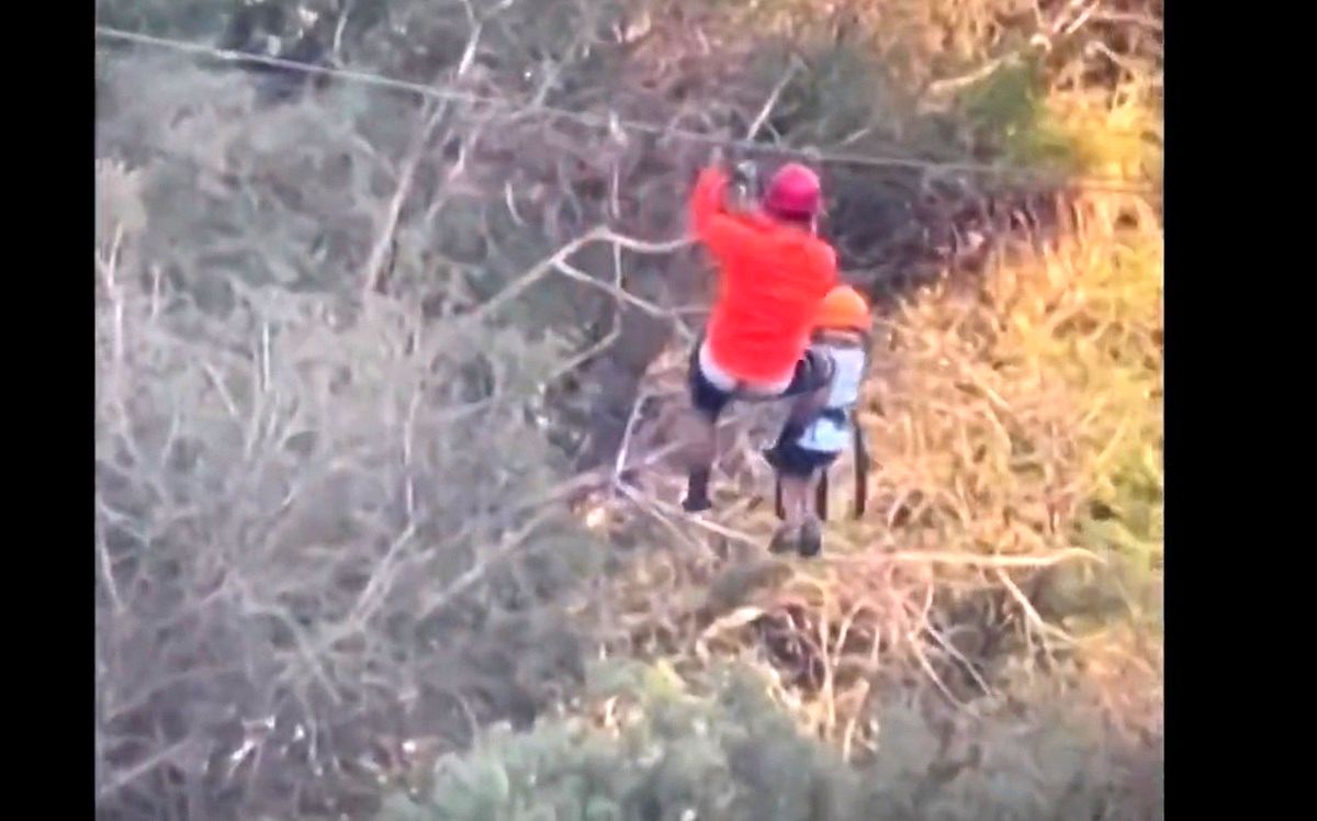 (ویدیو) سقوط وحشتناک یک کودک از زیپ لاین جان او را گرفت
