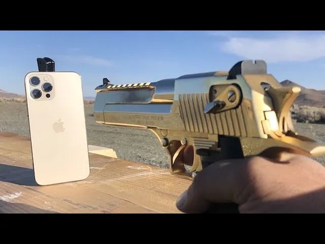 (ویدئو) شلیک به گوشی آیفون با خطرناک ترین گلوله جهان؛ چه اتفاقی می افتد؟
