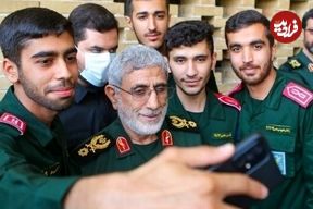 عکس؛ سفر در زمان؛ «سردار قاآنی» با کلاهخود نظامی در خط مقدم جبهه؛ دهه 60