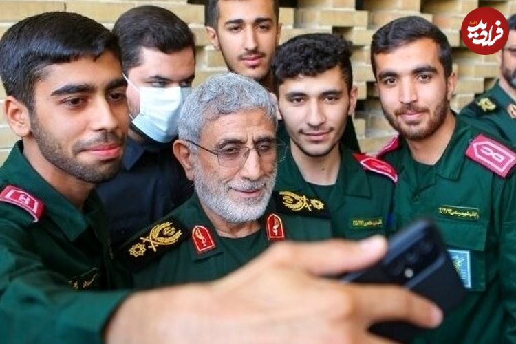 عکس؛ سفر در زمان؛ «سردار قاآنی» با کلاهخود نظامی در خط مقدم جبهه؛ دهه 60