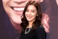 عکس| سفر زمان؛ «بانو جانگ» در حال تمرین دیالوگ در پشت‌صحنه سریال «دونگ‌یی»