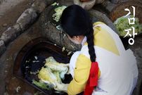 ببینید| غذای روستایی در کره؛ برداشت کلم از مزرعه و تهیه کیمچی با آن