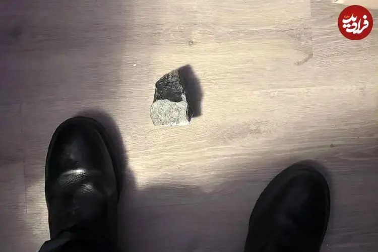 شهاب‌سنگ ارزشمندی که سقف خانه را سوراخ کرد و کنار تلویزیون افتاد