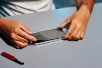 بهترین راه های از بین بردن حباب زیر گلس گوشی
