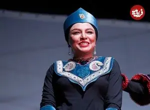 عکس| سفر زمان؛ تیپ و چهرۀ متفاوت «مه‌لقا باقری» در نمایش «شترمرغ»