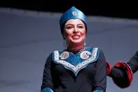 عکس| سفر زمان؛ تیپ و چهرۀ متفاوت «مه‌لقا باقری» در نمایش «شترمرغ»