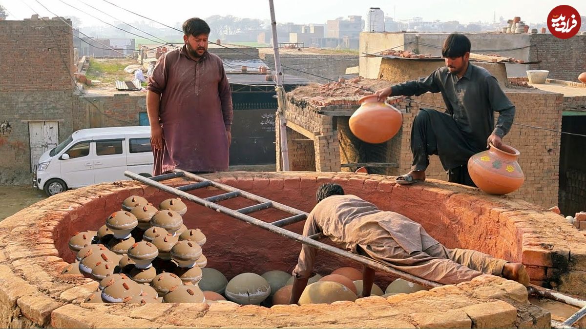 ببینید؛ فرآیند تولید سنتی کوزه های سفالی در کارگاهی در پاکستان