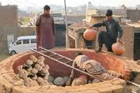 ببینید؛ فرآیند تولید سنتی کوزه های سفالی در کارگاهی در پاکستان