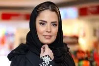 استایل عجیب خانم بازیگر با شلوار کردی
