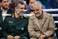 عکس؛ سفر به تاریخ؛ چهرۀ خندان «سردار سلیمانی و سردار حاجی‌زاده» در دیدار صمیمی با رهبر انقلاب