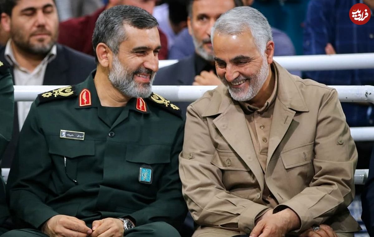 عکس؛ سفر به تاریخ؛ چهرۀ خندان «سردار سلیمانی و سردار حاجی‌زاده» در دیدار صمیمی با رهبر انقلاب