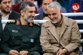عکس؛ سفر به تاریخ؛ چهرۀ خندان «سردار سلیمانی و سردار حاجی‌زاده» در دیدار صمیمی با رهبر انقلاب