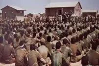 (عکس) رفتار متفاوت رزمندگان ایرانی با اسرای عراقی؛ دست نیروهای ایرانی با سیم تلفن صحرایی بسته می‌شد 