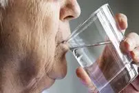 افزایش خطر زوال عقل در اثر نوشیدن آب!