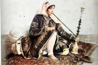 عکس؛ سفر به تاریخ؛ هنرمند قاجاری در حال کشیدن همزمان «قلیان و نقاشی»