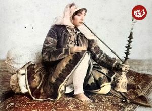 عکس؛ سفر به تاریخ؛ هنرمند قاجاری در حال کشیدن همزمان «قلیان و نقاشی»
