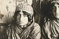 عکس| سفر به ایران قدیم؛ عکس یادگاری 4 دختر کُرد در کنار یکدیگر؛ 130 سال قبل