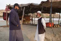 (ویدئو) تسلط عجیب یک دست‌فروش ایرانی در چابهار به زبان انگلیسی و ۱۴ زبان دیگر!