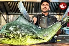 ببینید| غذای خیابانی در ایران؛ کباب کردن یک دلفین ماهی غول پیکر توسط آشپز ماهر ایرانی