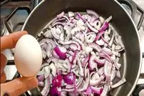 ببینید| طرز تهیه یک غذای ساده و سریع با پیاز، تخم مرغ و سیب زمینی
