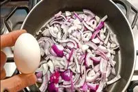 ببینید| طرز تهیه یک غذای ساده و سریع با پیاز، تخم مرغ و سیب زمینی