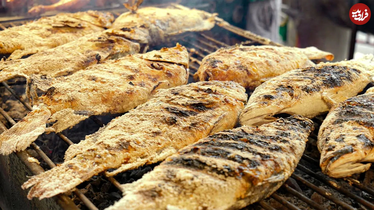 (ویدئو) غذای خیابانی در تایلند؛ کباب کردن ماهی به روشی ویژه