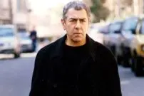 عکس| سفر در زمان؛ «فرامرز قریبیان» در اتاق گریم فیلم قانون؛ سال 74