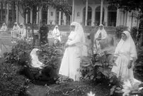 عکس| سفر زمان؛ زن اروپایی با ژست «قلیان‌کشی» در تهران دوران قاجار