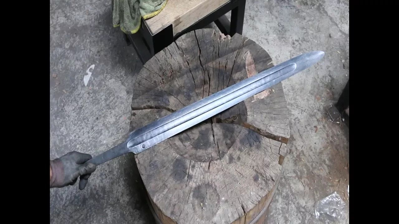 (ویدئو) ببینید این آهنگر هلندی چگونه شمشیر دوره وایکینگ ها را بازسازی می کند