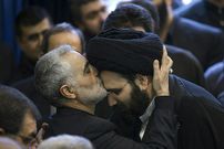 عکس؛ سفر به تاریخ؛ دیدار صمیمانۀ «سردار سلیمانی» با «علی خمینی، نوۀ امام خمینی»؛ دهۀ 90